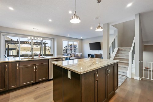 370 Magnolia Heath Se, Calgary, AB - Indoor Photo Showing Kitchen