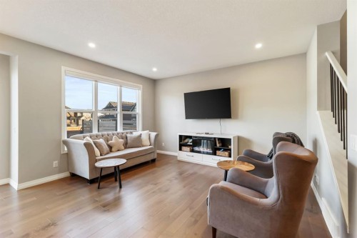 370 Magnolia Heath Se, Calgary, AB - Indoor Photo Showing Living Room