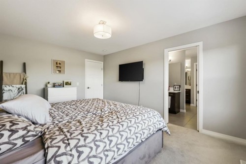 370 Magnolia Heath Se, Calgary, AB - Indoor Photo Showing Bedroom