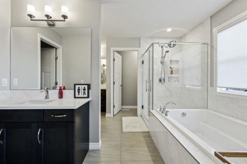 370 Magnolia Heath Se, Calgary, AB - Indoor Photo Showing Bathroom