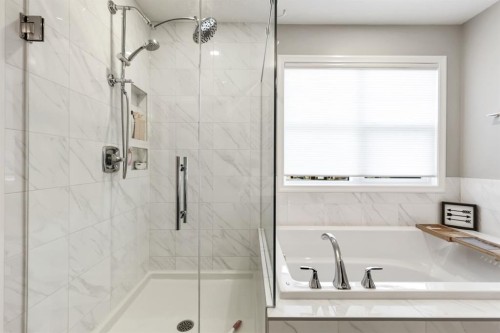 370 Magnolia Heath Se, Calgary, AB - Indoor Photo Showing Bathroom