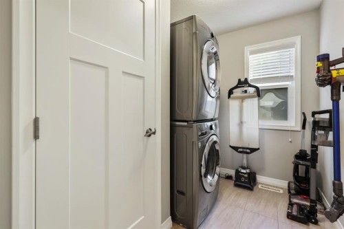 370 Magnolia Heath Se, Calgary, AB - Indoor Photo Showing Laundry Room
