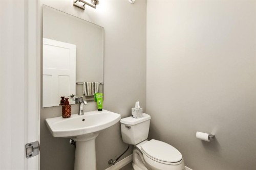 370 Magnolia Heath Se, Calgary, AB - Indoor Photo Showing Bathroom
