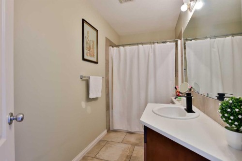 66 Coalbanks Gate West, Lethbridge, AB - Indoor Photo Showing Bathroom