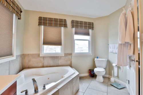 66 Coalbanks Gate West, Lethbridge, AB - Indoor Photo Showing Bathroom