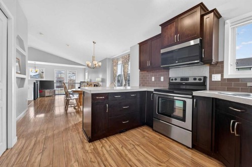 107 Keystone Terrace West, Lethbridge, AB - Indoor Photo Showing Kitchen With Upgraded Kitchen