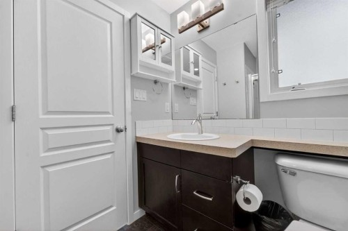 107 Keystone Terrace West, Lethbridge, AB - Indoor Photo Showing Bathroom
