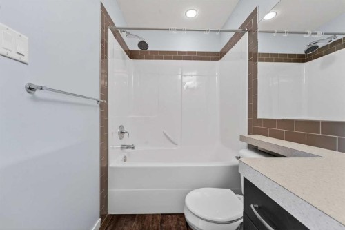 107 Keystone Terrace West, Lethbridge, AB - Indoor Photo Showing Bathroom