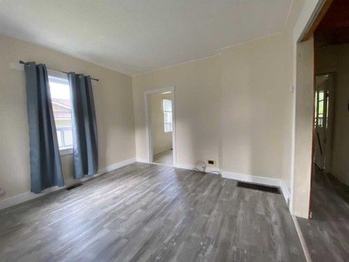 20630 25 Avenue, Bellevue, AB - Indoor Photo Showing Other Room