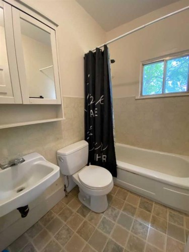 20630 25 Avenue, Bellevue, AB - Indoor Photo Showing Bathroom