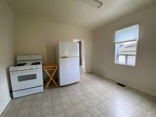 20630 25 Avenue, Bellevue, AB - Indoor Photo Showing Kitchen
