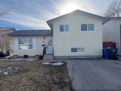 320 Leaside Avenue SOUTH Lethbridge, AB T1J 4J2