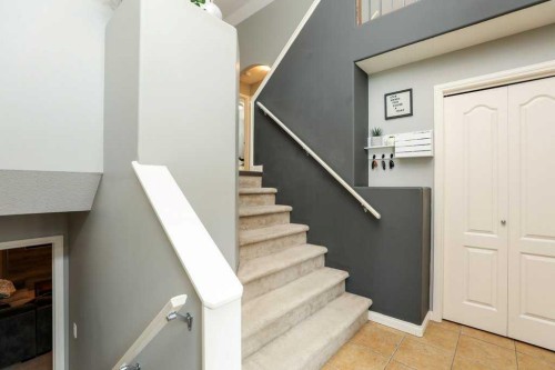 329 Grizzly Crescent North, Lethbridge, AB - Indoor Photo Showing Other Room