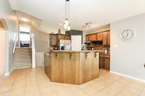 329 Grizzly Crescent North, Lethbridge, AB - Indoor Photo Showing Kitchen