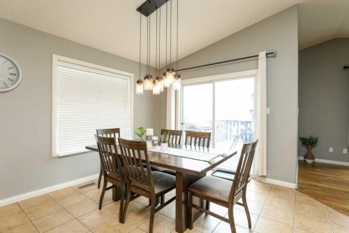 329 Grizzly Crescent North, Lethbridge, AB - Indoor Photo Showing Dining Room