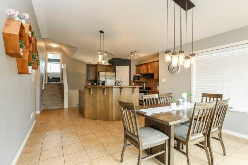 329 Grizzly Crescent North, Lethbridge, AB - Indoor Photo Showing Dining Room