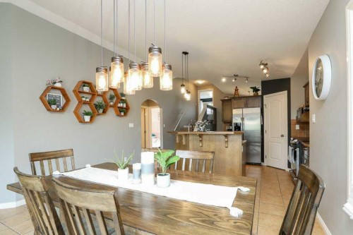 329 Grizzly Crescent North, Lethbridge, AB - Indoor Photo Showing Dining Room