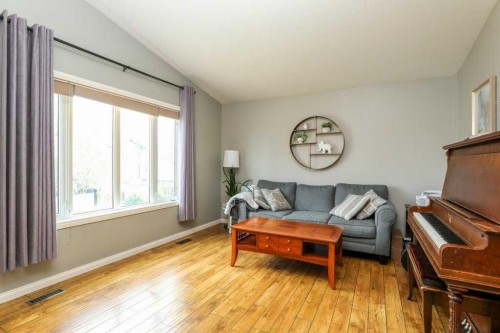 329 Grizzly Crescent North, Lethbridge, AB - Indoor Photo Showing Living Room
