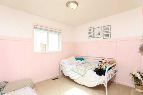 329 Grizzly Crescent North, Lethbridge, AB - Indoor Photo Showing Bedroom