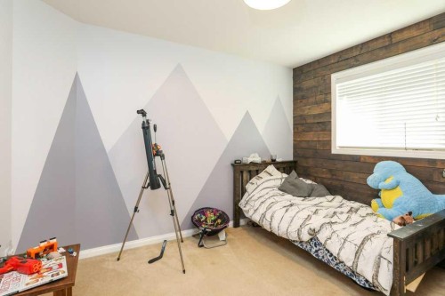 329 Grizzly Crescent North, Lethbridge, AB - Indoor Photo Showing Bedroom