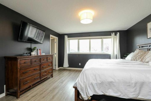 329 Grizzly Crescent North, Lethbridge, AB - Indoor Photo Showing Bedroom
