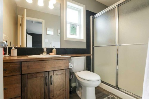329 Grizzly Crescent North, Lethbridge, AB - Indoor Photo Showing Bathroom