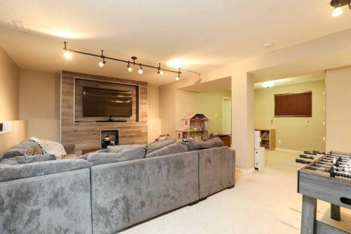 329 Grizzly Crescent North, Lethbridge, AB - Indoor Photo Showing Living Room