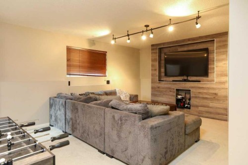 329 Grizzly Crescent North, Lethbridge, AB - Indoor Photo Showing Other Room