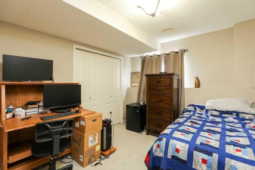 329 Grizzly Crescent North, Lethbridge, AB - Indoor Photo Showing Bedroom