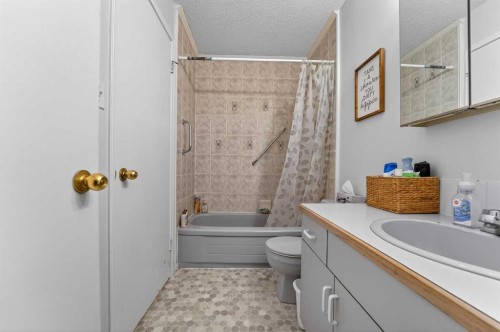 38 Harvard Crescent West, Lethbridge, AB - Indoor Photo Showing Bathroom