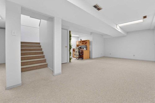 38 Harvard Crescent West, Lethbridge, AB - Indoor Photo Showing Other Room