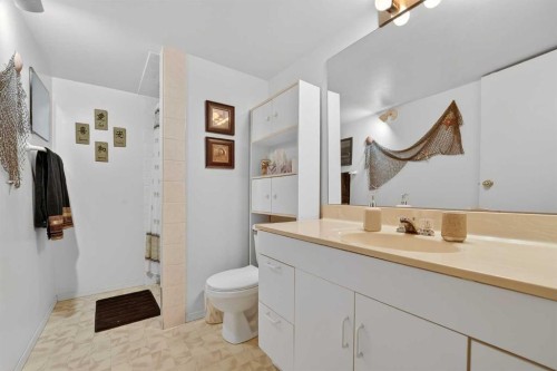 38 Harvard Crescent West, Lethbridge, AB - Indoor Photo Showing Bathroom