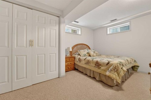 38 Harvard Crescent West, Lethbridge, AB - Indoor Photo Showing Bedroom