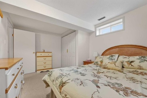 38 Harvard Crescent West, Lethbridge, AB - Indoor Photo Showing Bedroom