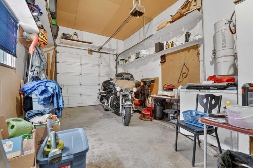 38 Harvard Crescent West, Lethbridge, AB - Indoor Photo Showing Garage