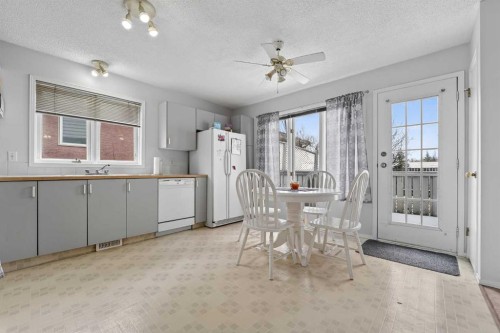 38 Harvard Crescent West, Lethbridge, AB - Indoor Photo Showing Kitchen With Double Sink