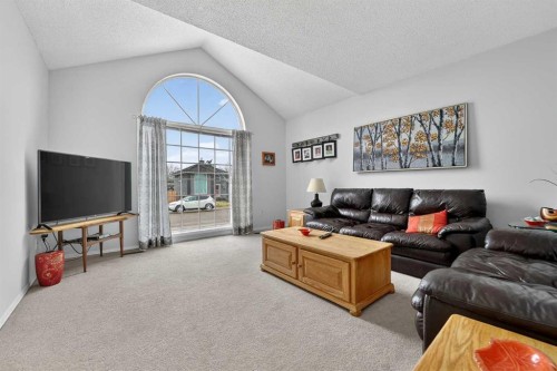 38 Harvard Crescent West, Lethbridge, AB - Indoor Photo Showing Living Room