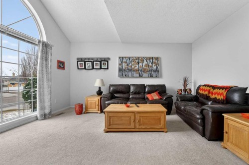 38 Harvard Crescent West, Lethbridge, AB - Indoor Photo Showing Living Room