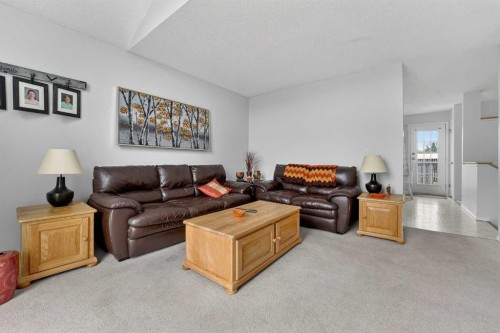 38 Harvard Crescent West, Lethbridge, AB - Indoor Photo Showing Living Room