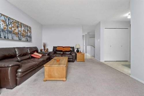 38 Harvard Crescent West, Lethbridge, AB - Indoor Photo Showing Living Room