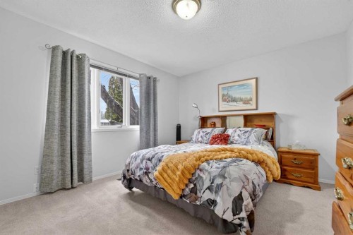 38 Harvard Crescent West, Lethbridge, AB - Indoor Photo Showing Bedroom