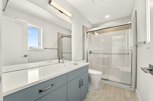 4517 31 Avenue South, Lethbridge, AB - Indoor Photo Showing Bathroom