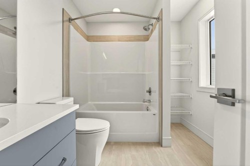 4517 31 Avenue South, Lethbridge, AB - Indoor Photo Showing Bathroom