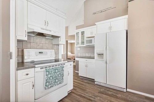 41 Heritage Circle West, Lethbridge, AB - Indoor Photo Showing Kitchen