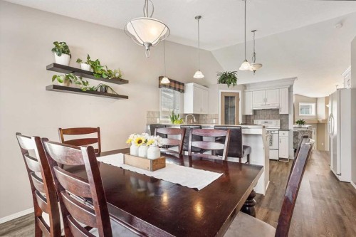 41 Heritage Circle West, Lethbridge, AB - Indoor Photo Showing Dining Room