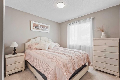 41 Heritage Circle West, Lethbridge, AB - Indoor Photo Showing Bedroom