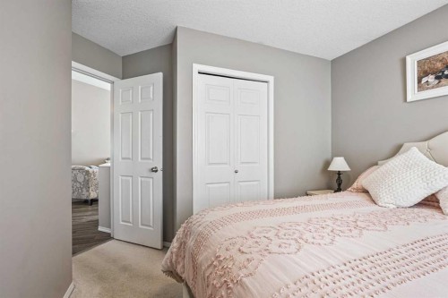 41 Heritage Circle West, Lethbridge, AB - Indoor Photo Showing Bedroom