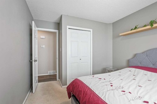 41 Heritage Circle West, Lethbridge, AB - Indoor Photo Showing Bedroom