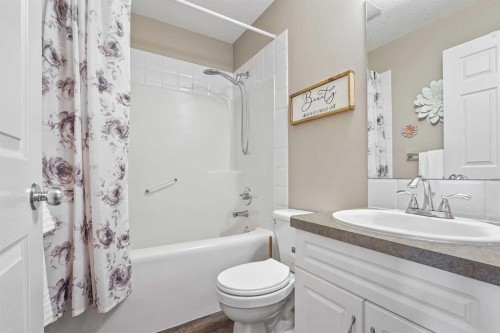 41 Heritage Circle West, Lethbridge, AB - Indoor Photo Showing Bathroom