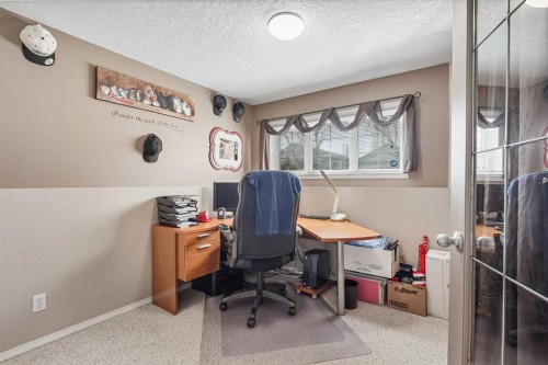 41 Heritage Circle West, Lethbridge, AB - Indoor Photo Showing Other Room